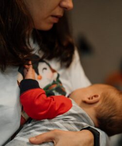 kobieta trzyma dziecko na rękach