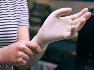 Rękawiczki jednorazowe – przewodnik po rodzajach: winyl, nitryl, lateks