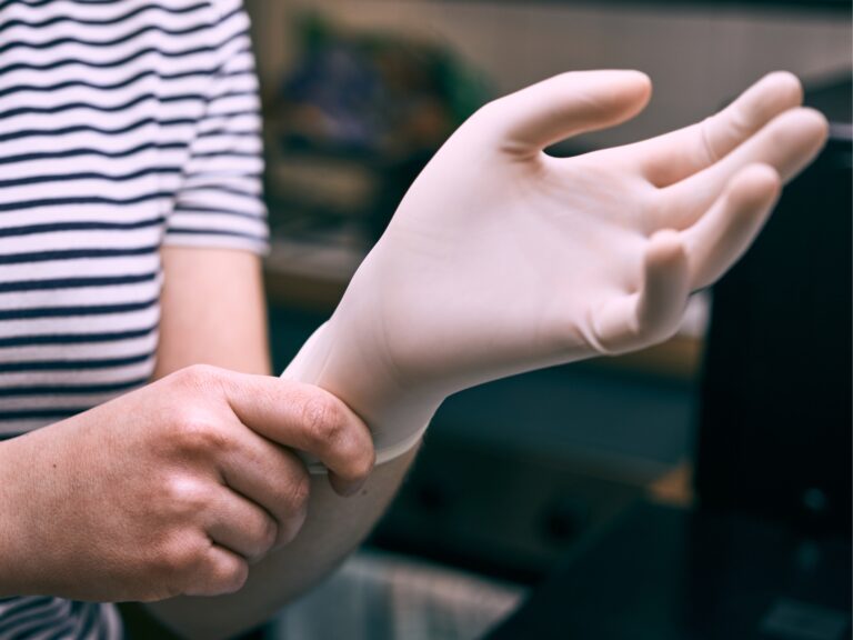 Rękawiczki jednorazowe – przewodnik po rodzajach: winyl, nitryl, lateks
