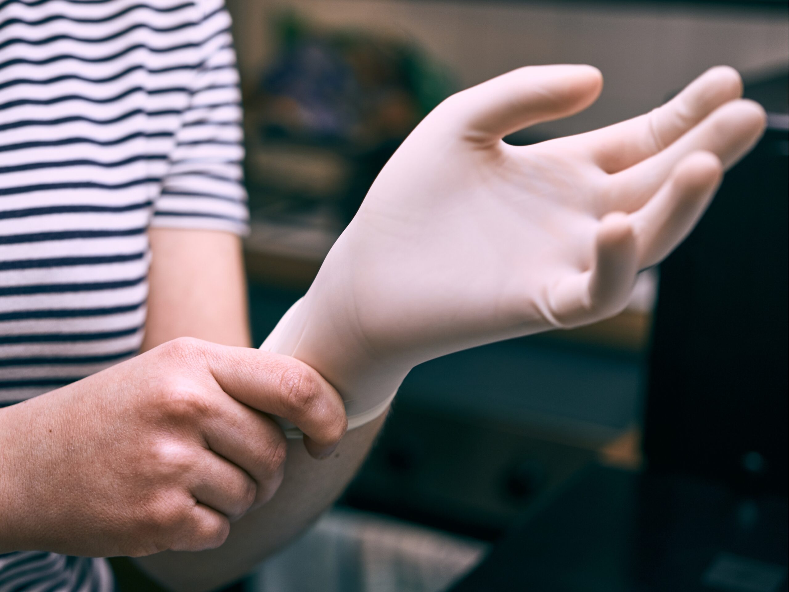 Rękawiczki jednorazowe – przewodnik po rodzajach: winyl, nitryl, lateks